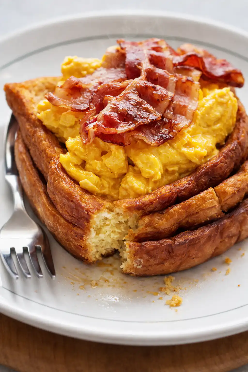 Brioche Perdue Salée aux Œufs Brouillés