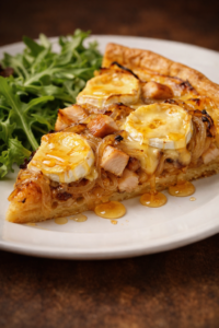 Tarte aux Oignons Caramélisés, Poulet, Chèvre et Miel